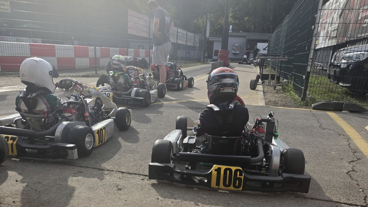 Rennkart mit Startnummer 106 in der Aufstellung vor dem Start