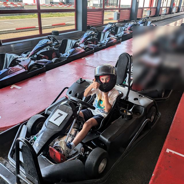 Maximilian im Indoor-Kart mit der Nummer 7