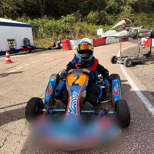 Maximilian mit Helm im ersten Rennkart